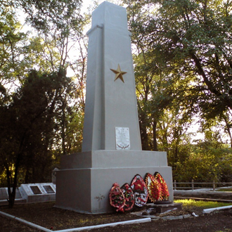 Мемориал с вечным огнем на братском захоронении ВОВ (1941-1945)