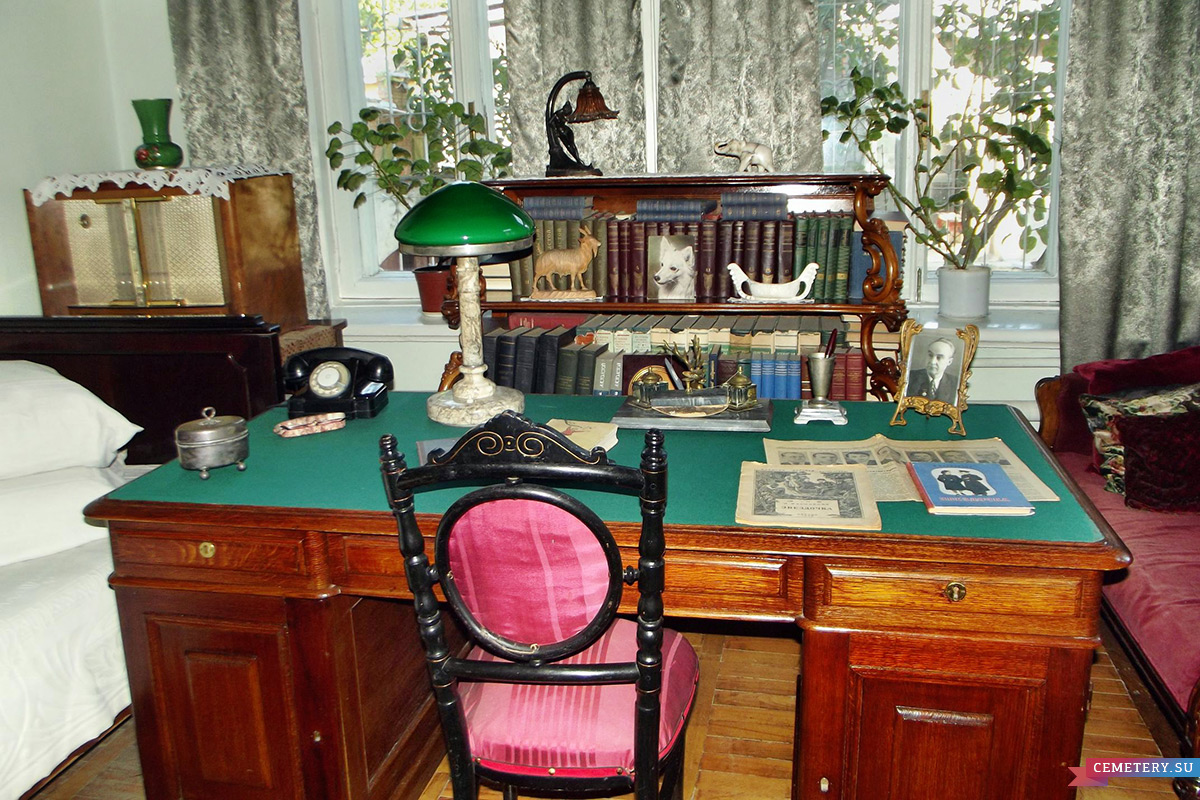 Старое кладбище Таганрога: Рабочий стол в доме-музее писателя И. Д. Василенко