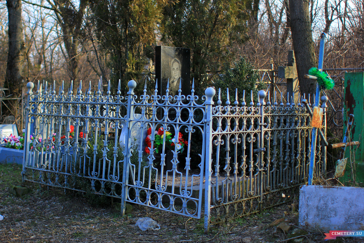 Старое кладбище Таганрога. Детский писатель И. Д. Василенко