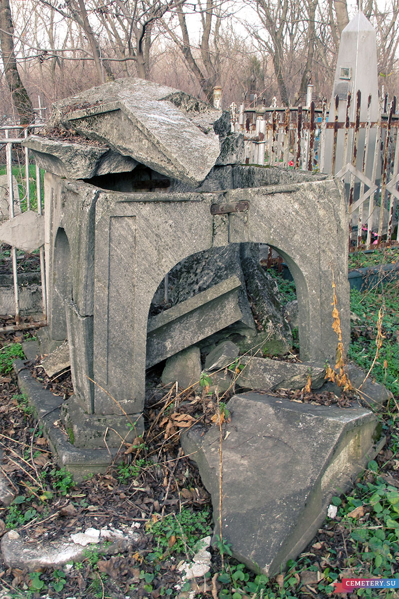 Старое кладбище Таганрога. Мавзолей на могиле неизвестного